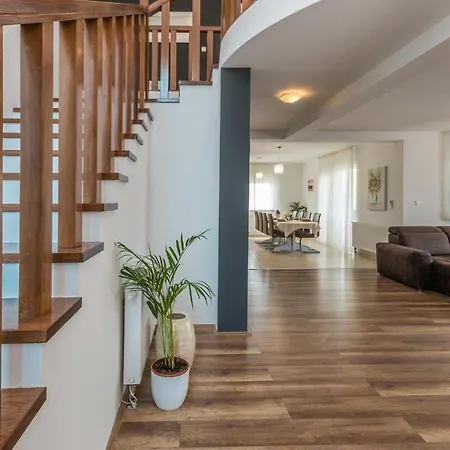 Semesterbostad Villa Petrel *